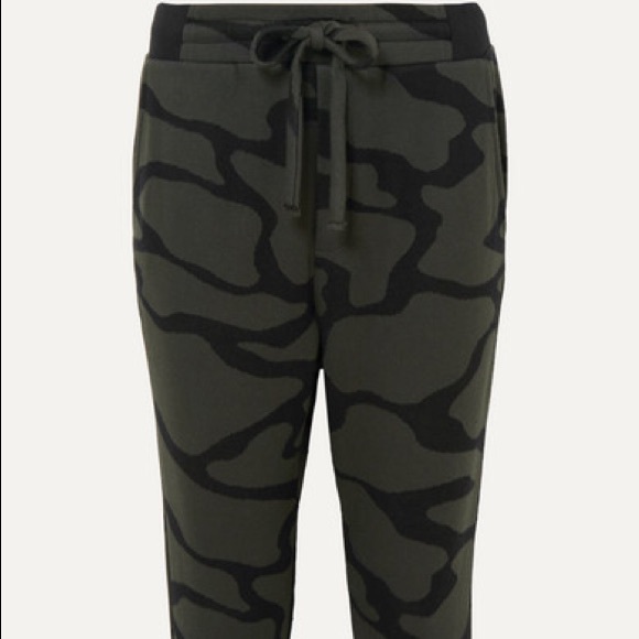 ๐ Camo Sweat Capri - Lounge In Style! - Picture 3 of 8